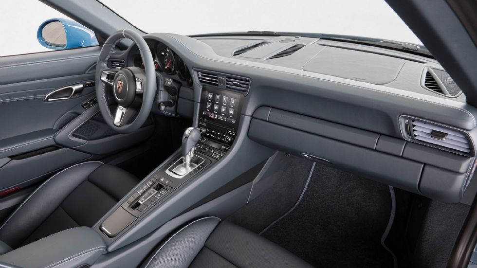 Ανάγλυφα λογότυπα διακοσμούν το ήδη εντυπωσιακό εσωτερικό της «ειδικής» 911 Targa 4S.